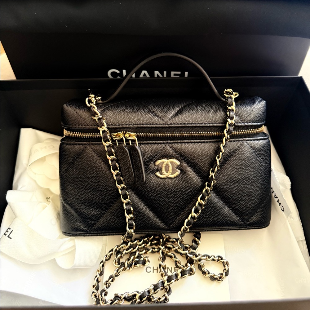 🔥SOLD🔥
Chanel Black Caviar Slim  Vanity With Chain.
